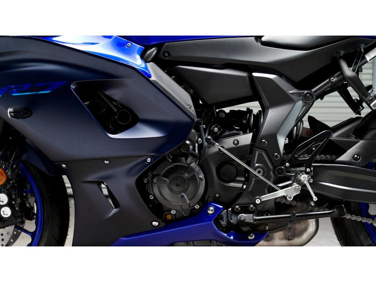 YAMAHA R7