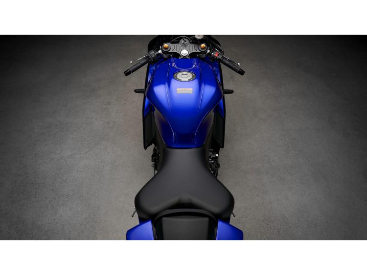 YAMAHA R7