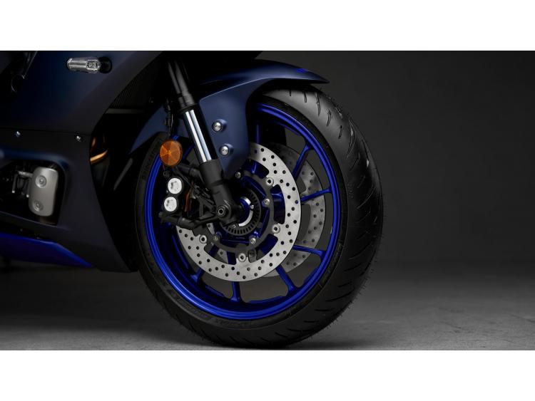 YAMAHA R7