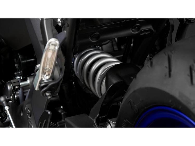 YAMAHA R7