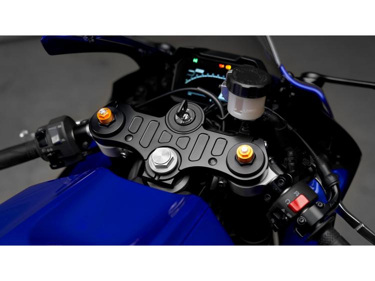 YAMAHA R7