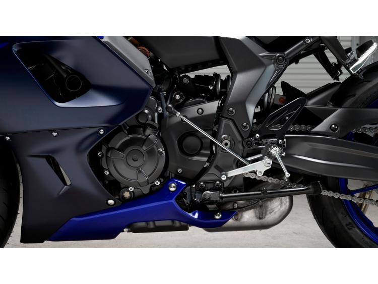 YAMAHA R7