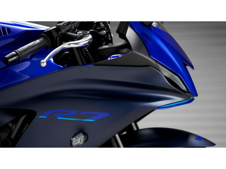 YAMAHA R7