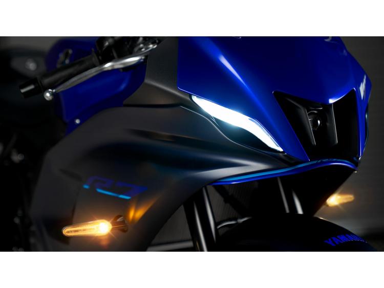 YAMAHA R7