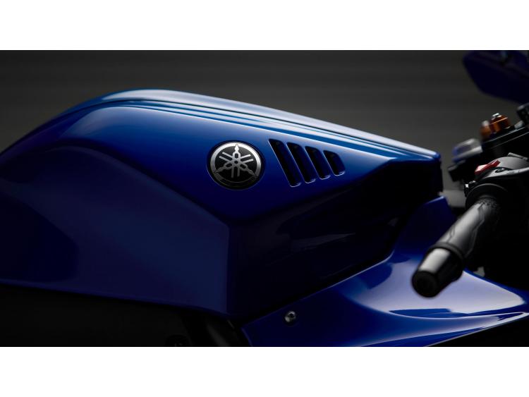 YAMAHA R7