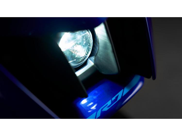 YAMAHA R7