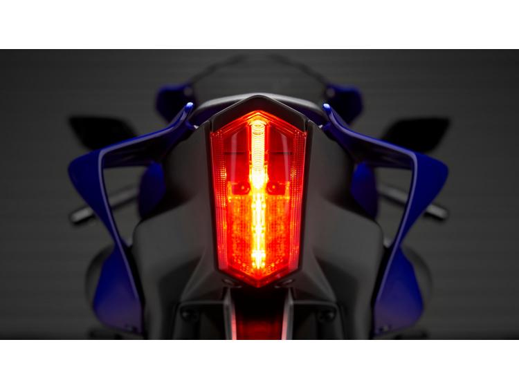 YAMAHA R7