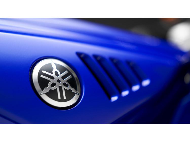 YAMAHA R7